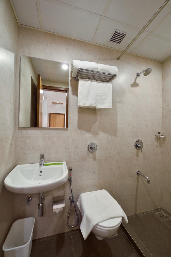 Hotel Leafio-Near Airport Βομβάη Εξωτερικό φωτογραφία