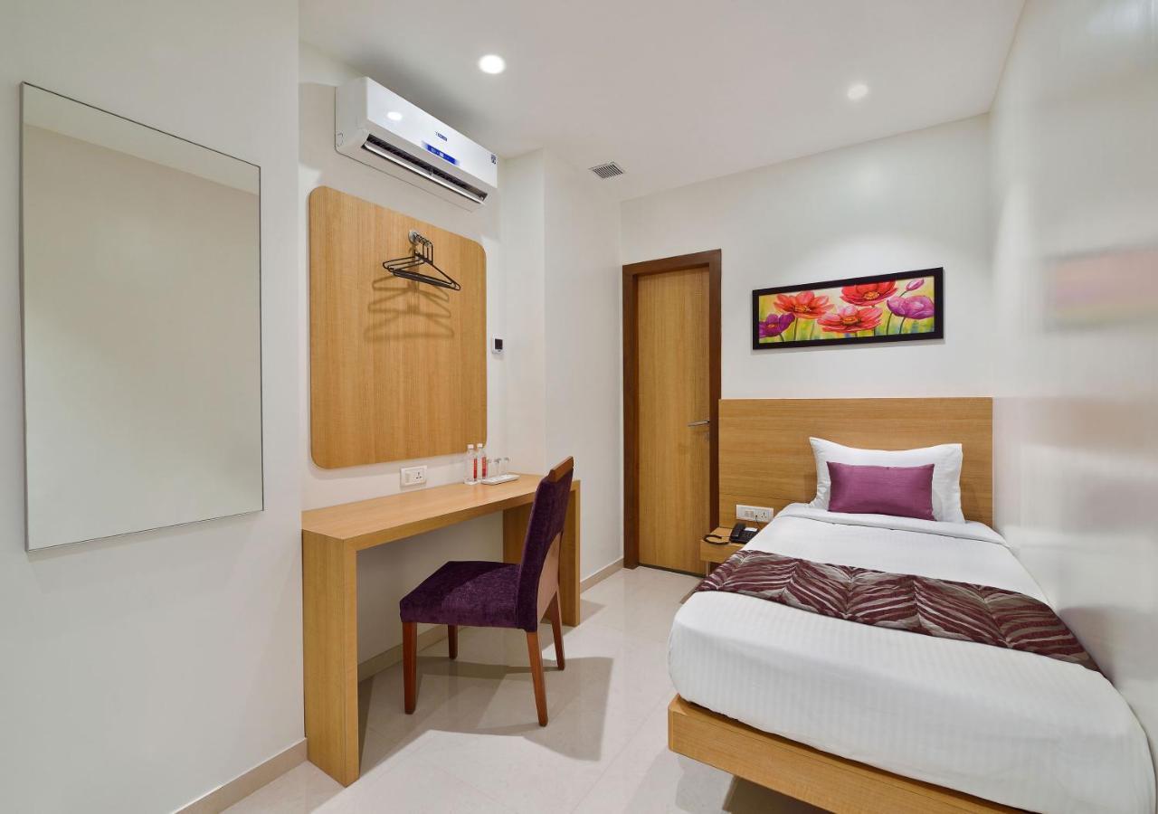 Hotel Leafio-Near Airport Βομβάη Εξωτερικό φωτογραφία