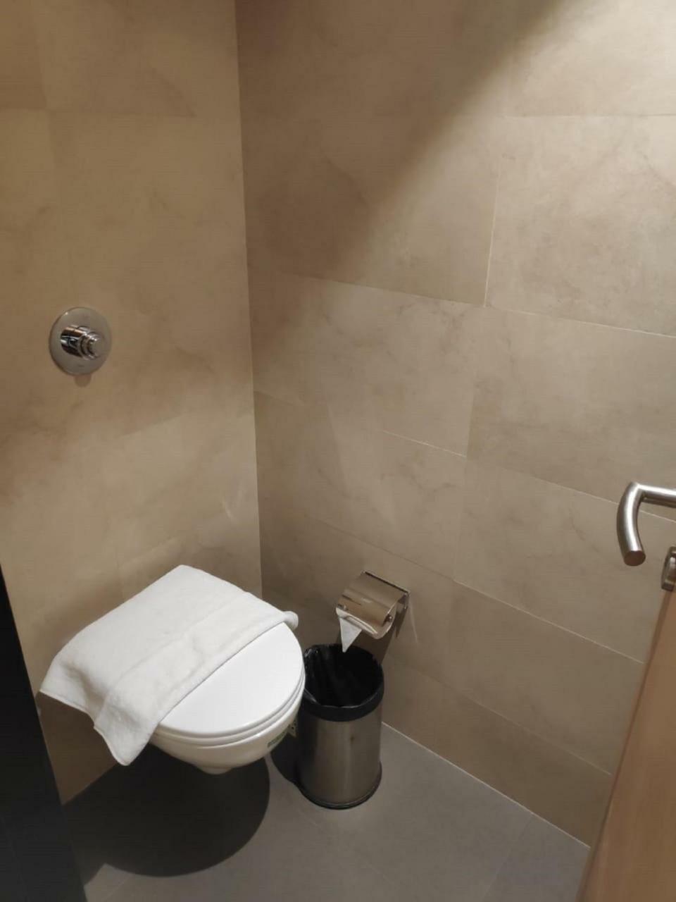 Hotel Leafio-Near Airport Βομβάη Εξωτερικό φωτογραφία